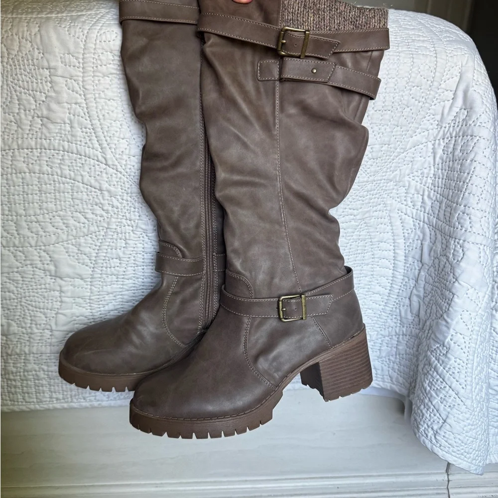 Jelly pop Brown leather knee high boots y2k Early 2000s aesthetic